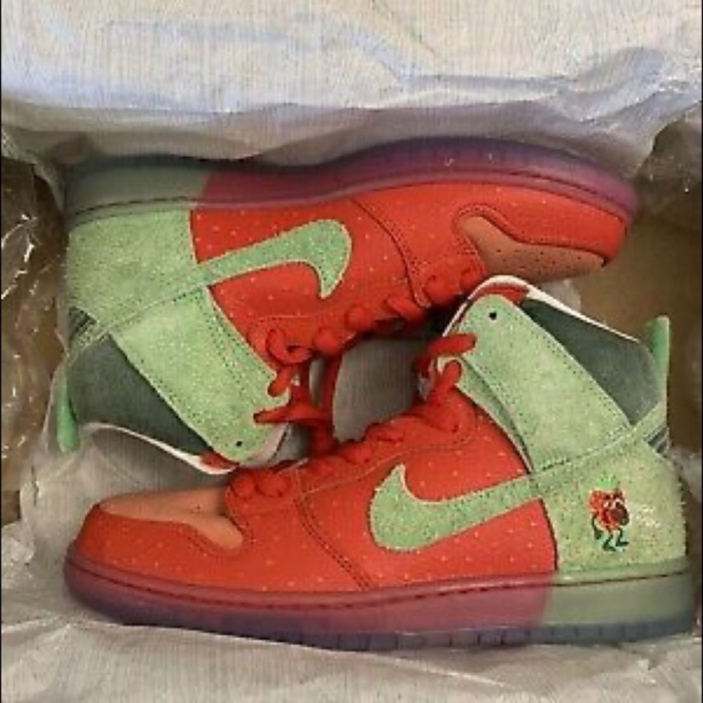 Nike Dunk SB High Strawberry Cough